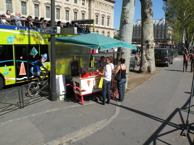  marchand de glaces et boissons, sur les quais